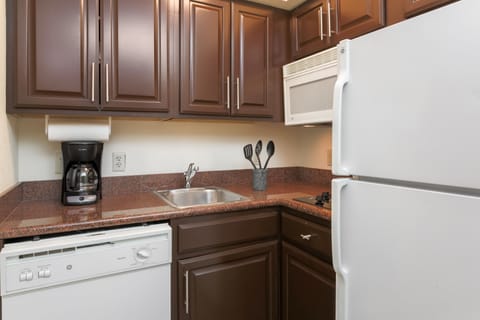 Full-size fridge, microwave, stovetop, dishwasher