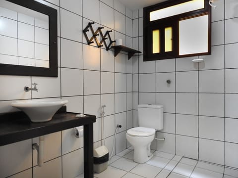 Quarto com cama de Casal ou 2 de solteiro | Bathroom | Shower, hair dryer, towels