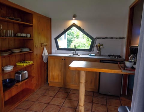 Upper Suite | Private kitchen | Full-size fridge, stovetop, coffee/tea maker, cookware/dishes/utensils