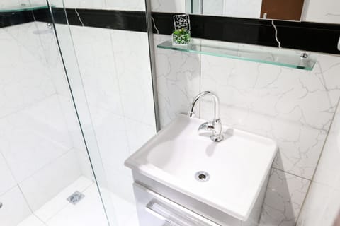 Standard Single Suite | Bathroom | Shower, free toiletries, hair dryer, towels