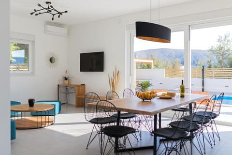 Villa (Four Bedroom Villa with Pool (Villa 1) | Dining room