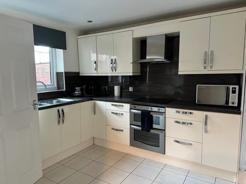 House | Private kitchen | Fridge, microwave, oven, stovetop