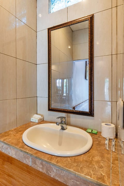 Triple Room | Bathroom | Shower, rainfall showerhead, free toiletries, bidet