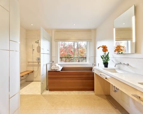 Deluxe Studio Suite, 1 King Bed, Roll-in Shower, Mountain View | Bathroom | Free toiletries, hair dryer, bathrobes, slippers