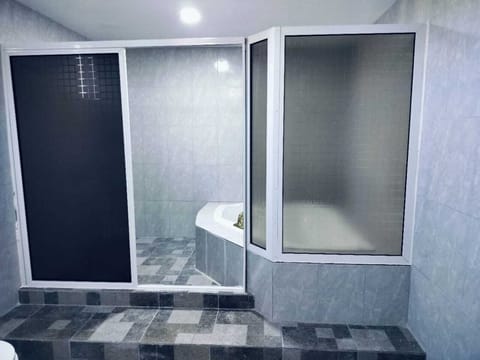 Deluxe Suite | Bathroom | Shower, free toiletries, slippers, towels