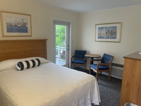 Standard Room, 1 Queen Bed | Desk, iron/ironing board, rollaway beds, free WiFi