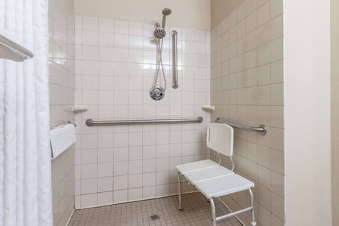 Combined shower/tub, free toiletries, hair dryer, towels