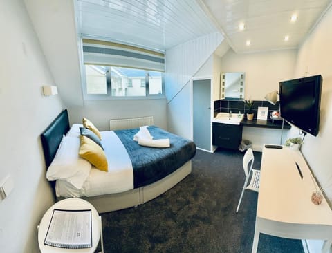 Standard Double Room | Desk, iron/ironing board, free WiFi