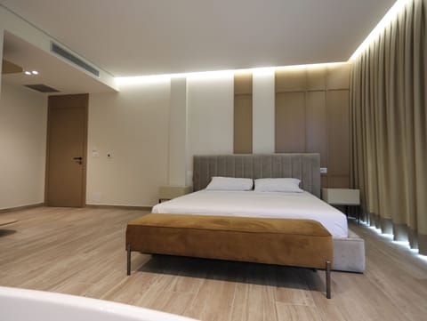 Deluxe Double Room, Sea View | 1 bedroom, desk, soundproofing, iron/ironing board