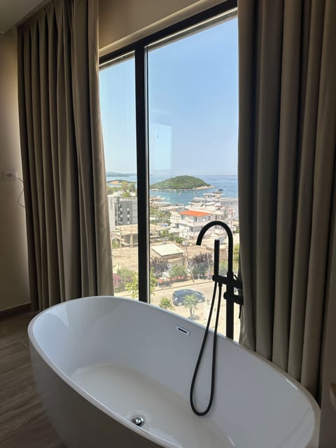 Deluxe Double Room, Sea View | 1 bedroom, desk, soundproofing, iron/ironing board