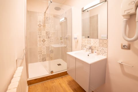 Superior Room | Bathroom | Free toiletries, hair dryer, towels