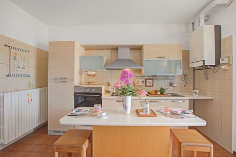 Family House, 4 Bedrooms, 2 Bathrooms, Mountainside (Casa Virginia) | Private kitchen | Fridge, oven, stovetop, dishwasher