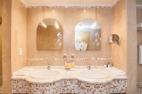 Deluxe Suite, Sea View | Bathroom | Combined shower/tub, eco-friendly toiletries, hair dryer, towels