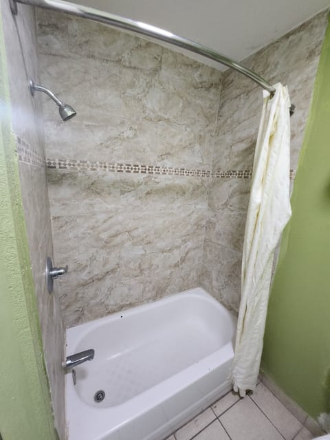 Combined shower/tub, towels