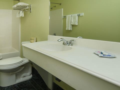 Classic Triple Room | Bathroom | Combined shower/tub, free toiletries, hair dryer, towels