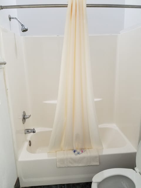 Combined shower/tub, free toiletries, hair dryer, towels