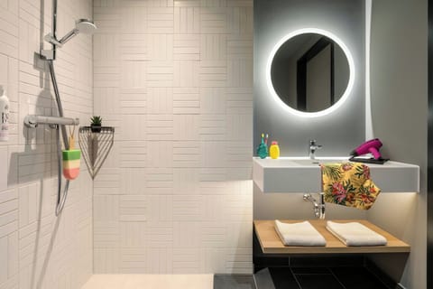 Room, 1 Queen Bed | Bathroom | Shower, hair dryer, towels, soap