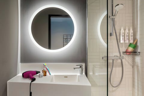 Desk, laptop workspace, blackout drapes, free cribs/infant beds