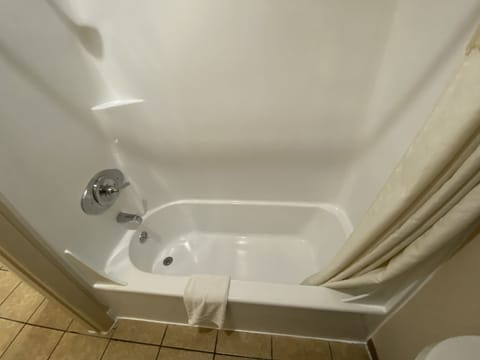 Bathtub, free toiletries, towels