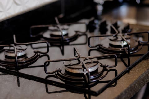 Basic Apartment | Private kitchen | Microwave, cookware/dishes/utensils