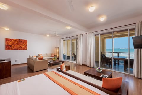 OCEAN SUITE WITH PRIVATE JACUZZI AND SEA VIEW | Minibar, in-room safe, desk, soundproofing