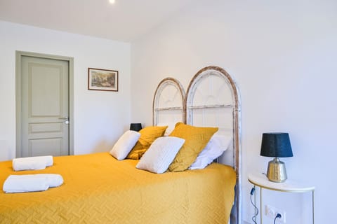 Deluxe Double Room, Garden View | Blackout drapes, iron/ironing board, free WiFi