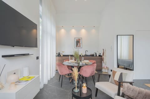 Apartment (0 Bedroom) | Living area | 32-inch TV with cable channels