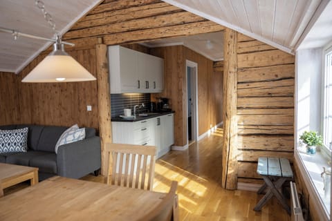 Superior Cabin, 4 Bedrooms, Harbor View, Oceanfront | Living area