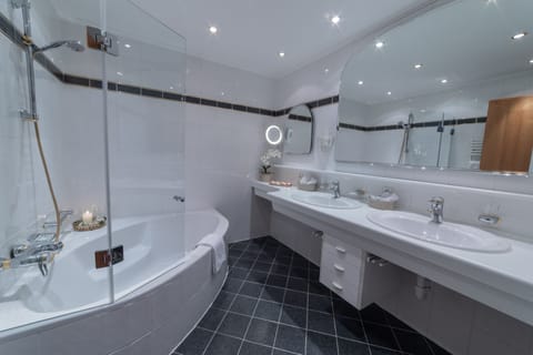 Junior Suite, Mountain View | Bathroom | Free toiletries, hair dryer, bathrobes, slippers