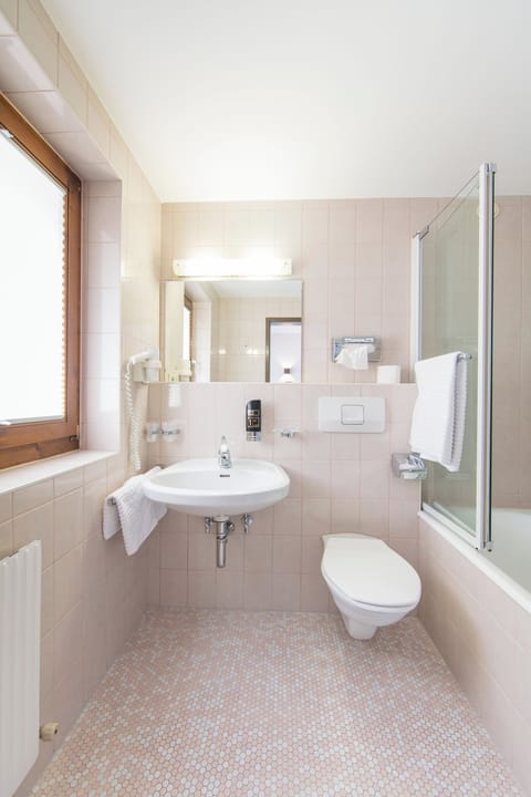 Comfort Double Room, Balcony | Bathroom sink