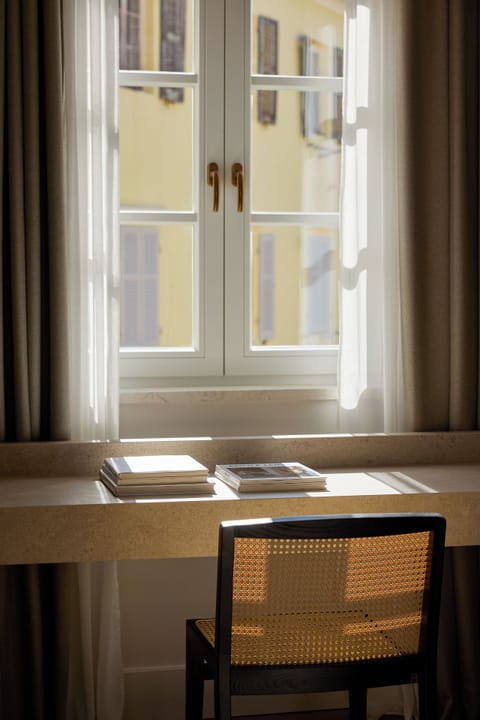 Deluxe Studio Suite, Sea View | Premium bedding, minibar, in-room safe, desk
