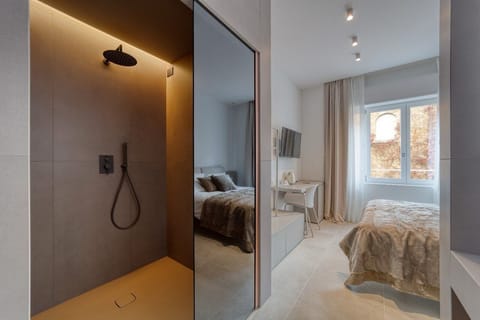 Exclusive Room, City View | Bathroom | Hair dryer, towels, soap, shampoo