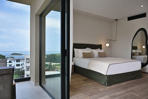 Suite | Minibar, in-room safe, desk, free WiFi