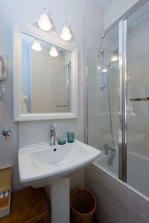 Deluxe Double Room, 1 Queen Bed, Courtyard View | Bathroom | Hair dryer, bathrobes, towels, soap