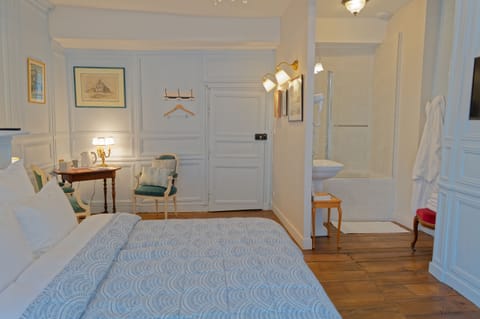 Deluxe Double Room, 1 Queen Bed, Courtyard View | Blackout drapes, iron/ironing board, free WiFi