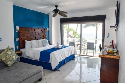 Deluxe Studio Suite, Hot Tub, Ocean View | In-room safe, individually decorated, individually furnished