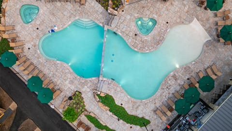 Indoor pool, 3 outdoor pools, pool umbrellas, sun loungers