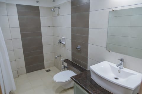 Standard Room, 1 Queen Bed, City View | Bathroom | Shower, free toiletries, hair dryer, towels