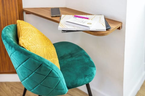 Desk, soundproofing, free WiFi, bed sheets