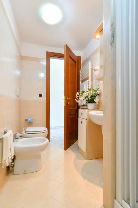 Standard Double Room (Camelia) | Bathroom shower