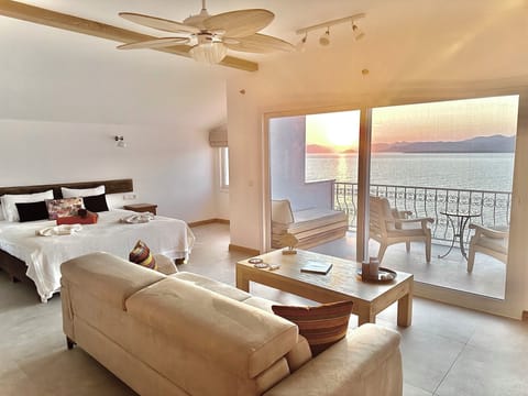 Standard Penthouse, 1 Double Bed, Sea View | In-room safe, individually decorated, individually furnished, desk