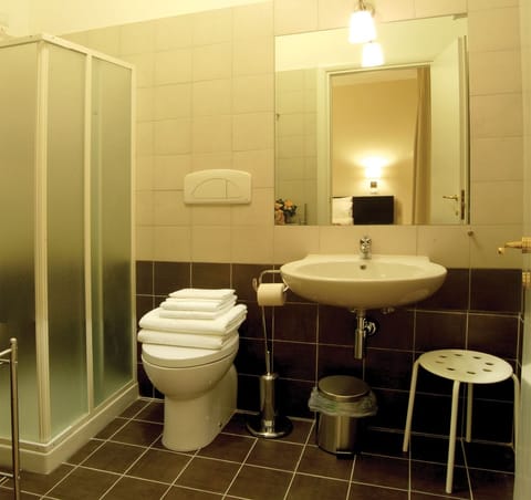 Premium Studio Suite, Ensuite | Bathroom | Shower, hair dryer, bidet, towels