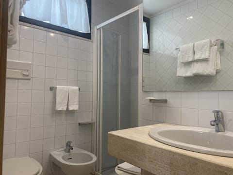 Classic Double or Twin Room | Bathroom | Shower, free toiletries, hair dryer, bidet