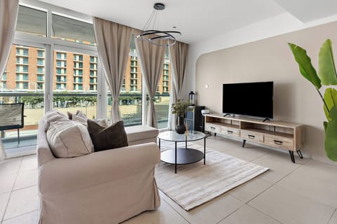 Grand Apartment, 1 King Bed | Living area | 50-inch Smart TV with digital channels