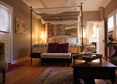 Romantic Room, 1 Bedroom, Refrigerator & Microwave, Courtyard View | Egyptian cotton sheets, premium bedding, pillowtop beds