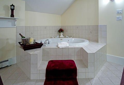 Executive Suite, 1 King Bed | Jetted tub