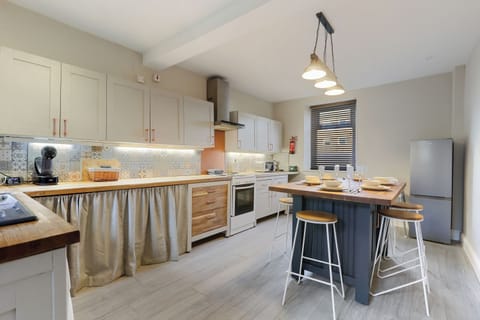 Cottage | Private kitchen | Coffee/tea maker, electric kettle, toaster, dining tables