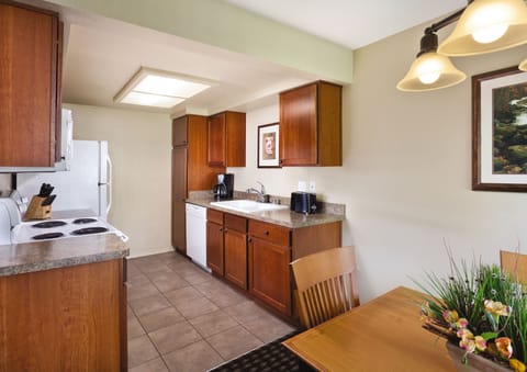 Deluxe Condo, 2 Bedrooms, Kitchen | Private kitchen | Fridge, microwave, oven, stovetop