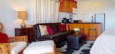 Room 9 Poolside Studio | Living area | 42-inch flat-screen TV with cable channels, TV