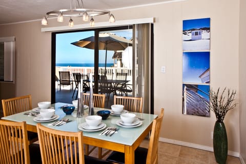 Room 4 2Bdr Ocean view (Partial Ocean View) | In-room dining